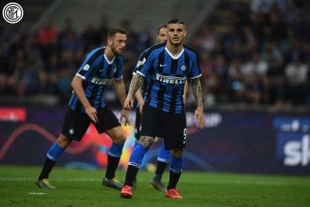 库里趣谈仓库偶遇克莱球鞋：尺码巧合不刻意（库里调侃仓库邂逅克莱战靴：尺码巧合非刻意所为）