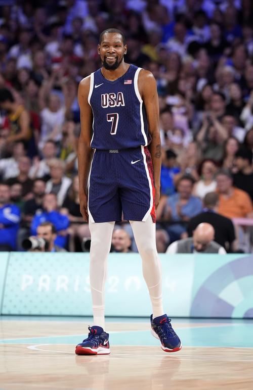 山东泰山推出官方授权球星卡，每盒售价698元（山东泰山发售官方授权球星卡，单盒定价698元）