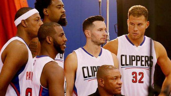 老实人被逼急！约基奇被戈贝尔推搡还吹了自己犯规直接跳脚无语（约基奇被戈贝尔推搡反遭吹犯规，老实人也急得当场跳脚）