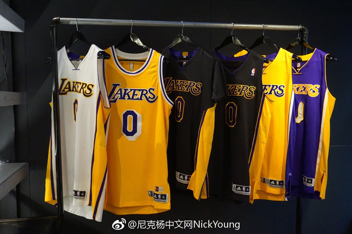 跟队记者：预计埃里克-加西亚还要再佩戴面具踢三场比赛（随队记者：预计埃里克-加西亚仍需戴面具再踢三场）