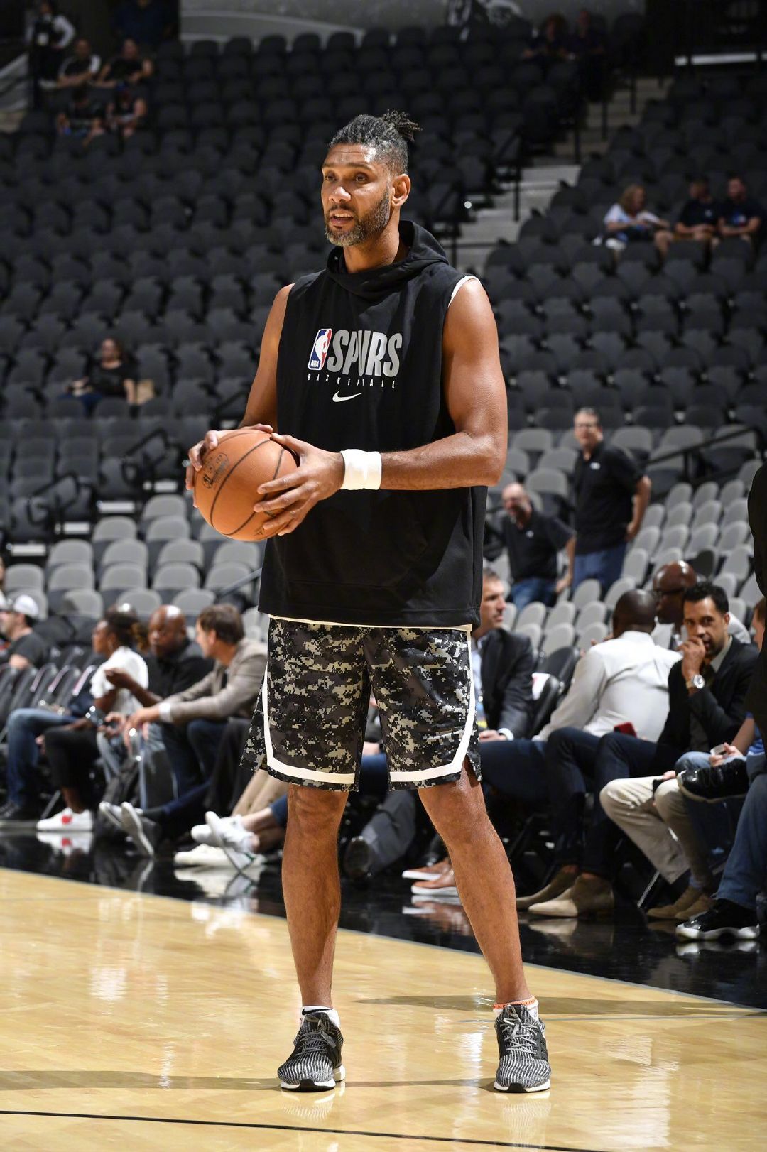 足球评论员兼作家，退役后的克拉默已在创作个人第二部小说（克拉默退役后身兼足球评论员与作家，正着手创作第二部小说）