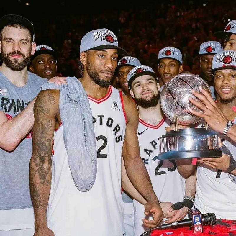 年终大战决赛实时赛况：姆巴佩暂领先C罗248票，火拼持续中（年终终极对决直播：姆巴佩暂以248票优势领先C罗，激战正酣）