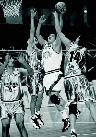 14年了！中国球员上一次在NBA首发出场，还是10-11赛季的易建联（中国球员NBA首发已隔14年，上一次是10-11赛季的易建联）