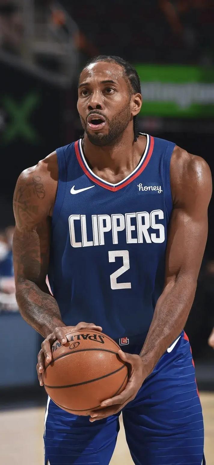 米兰跟队：米兰双雄探讨出售圣西罗冠名权，每年2000-3000万欧（随队消息：AC米兰与国米商议出售圣西罗冠名权，年收2000-3000万欧元）