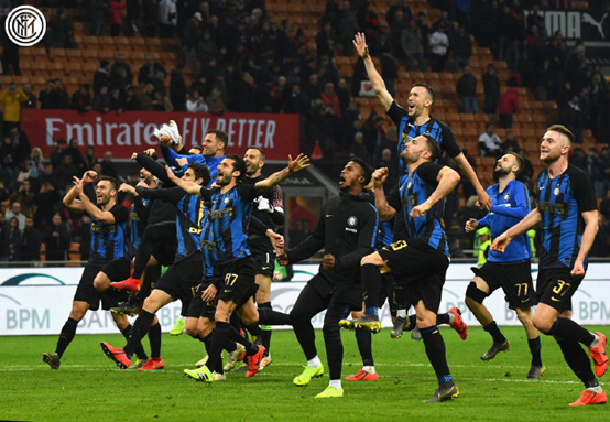 詹姆斯关键助攻锁定胜利（詹姆斯最后时刻妙传奠定胜局）